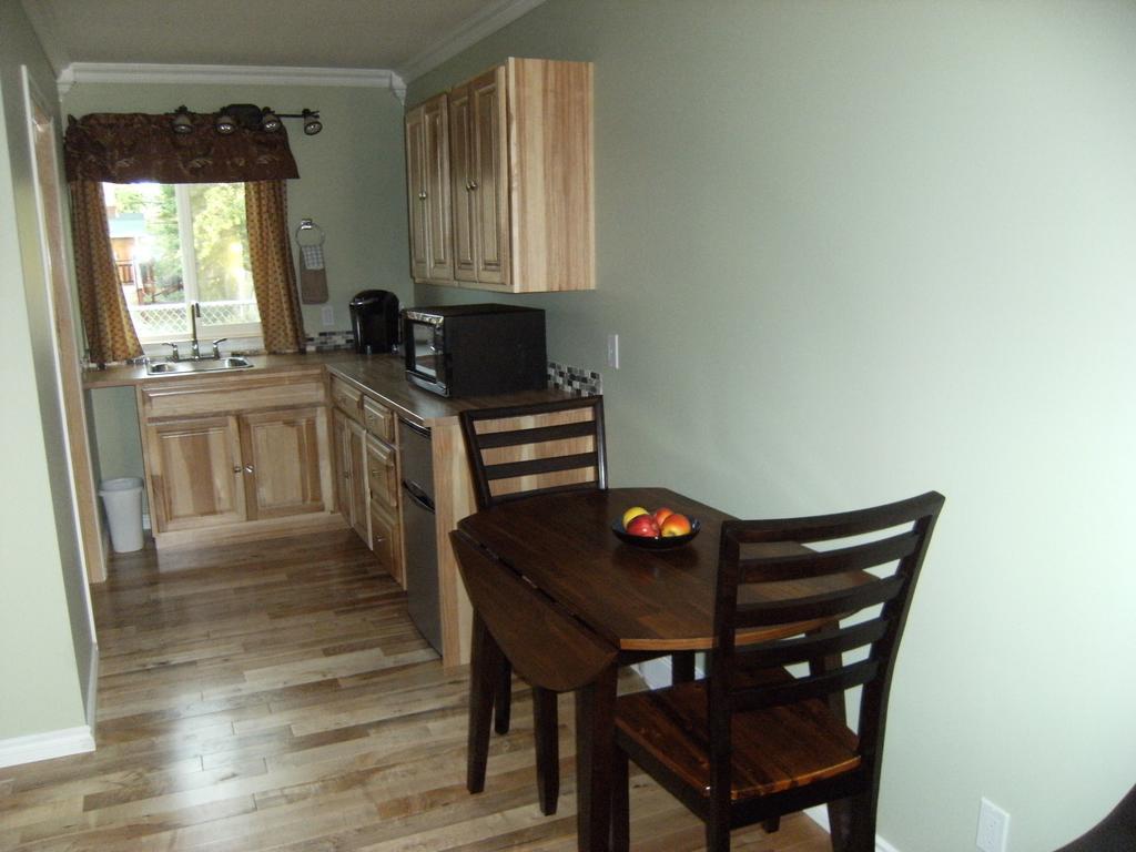 Parkside Inn Haines Junction Room photo