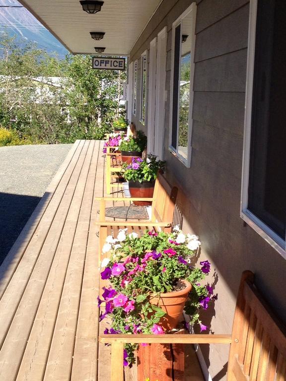 Parkside Inn Haines Junction Exterior photo