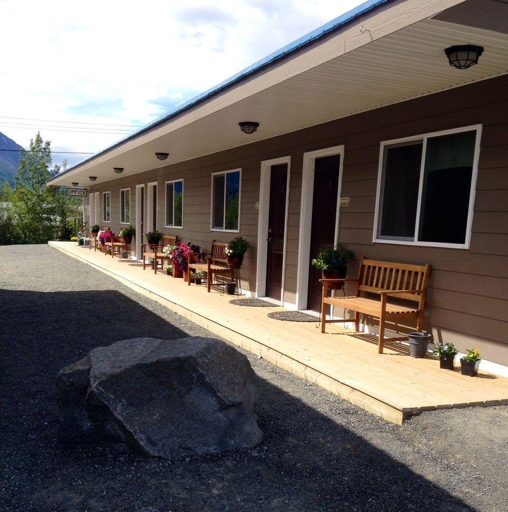 Parkside Inn Haines Junction Exterior photo