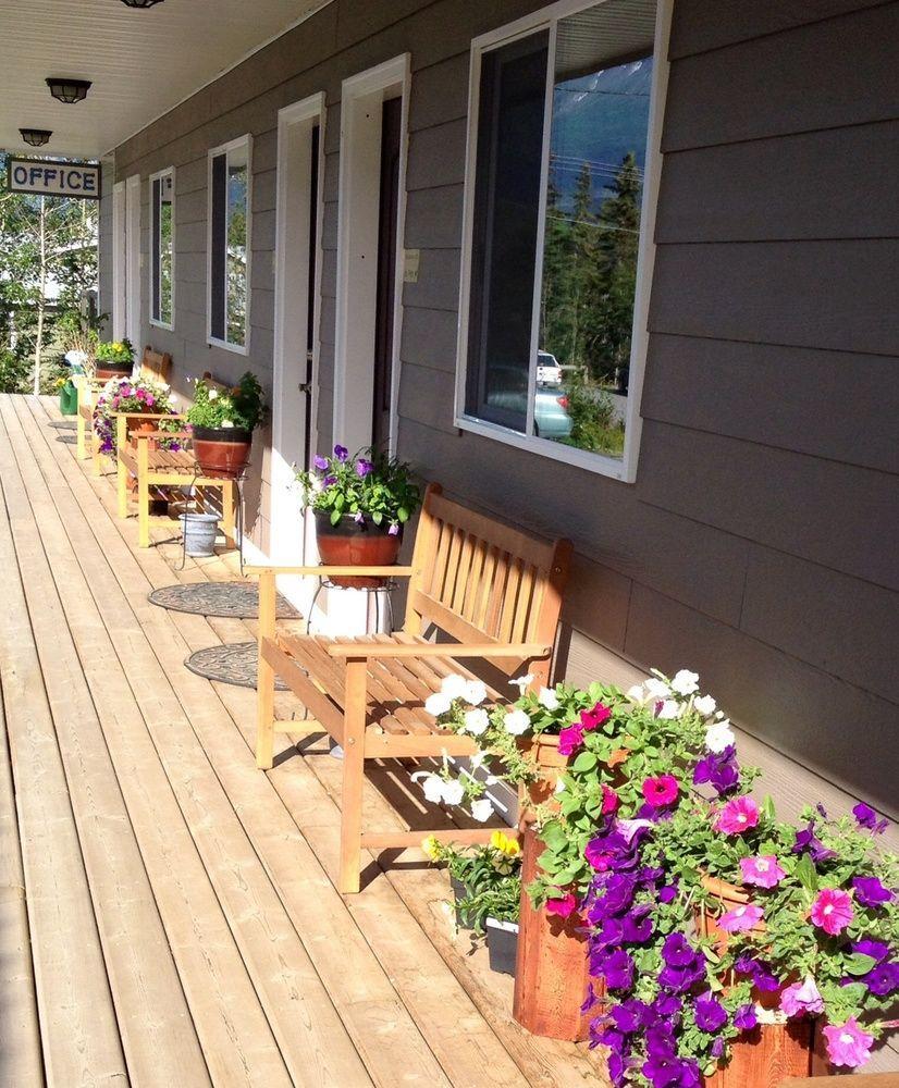 Parkside Inn Haines Junction Exterior photo