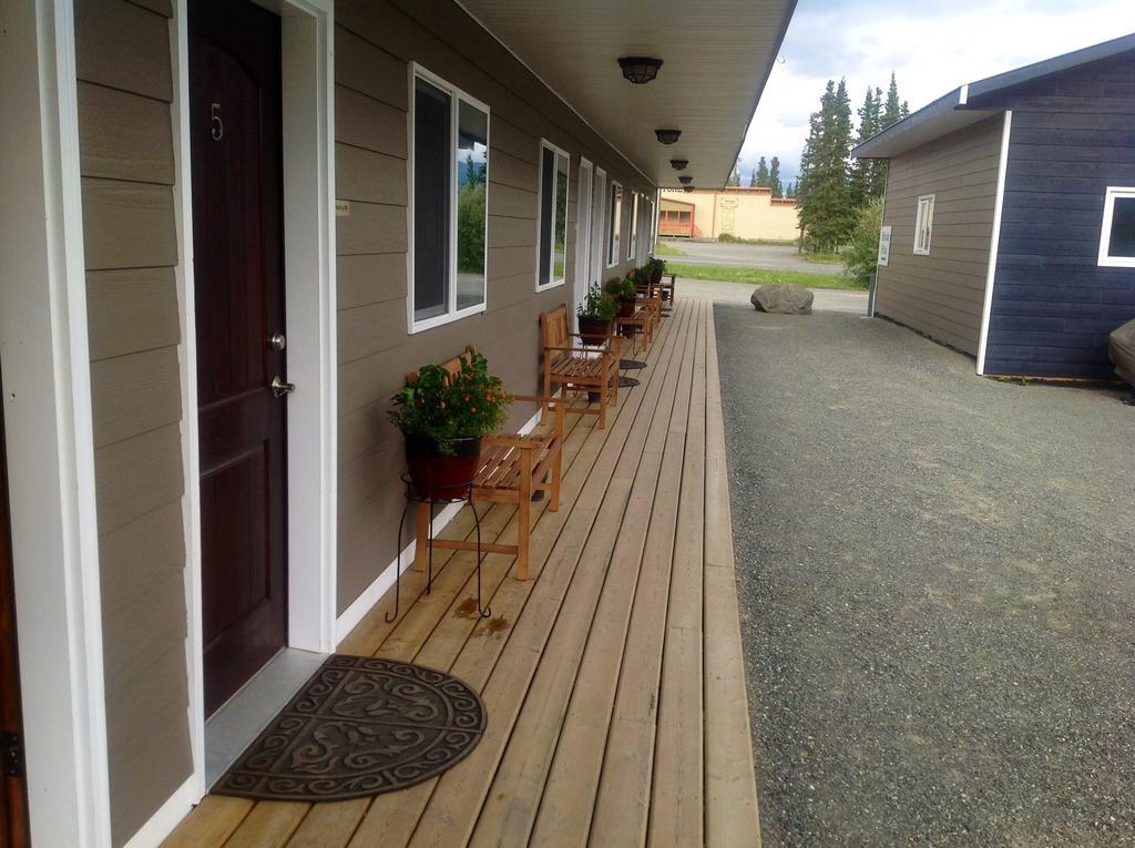 Parkside Inn Haines Junction Exterior photo