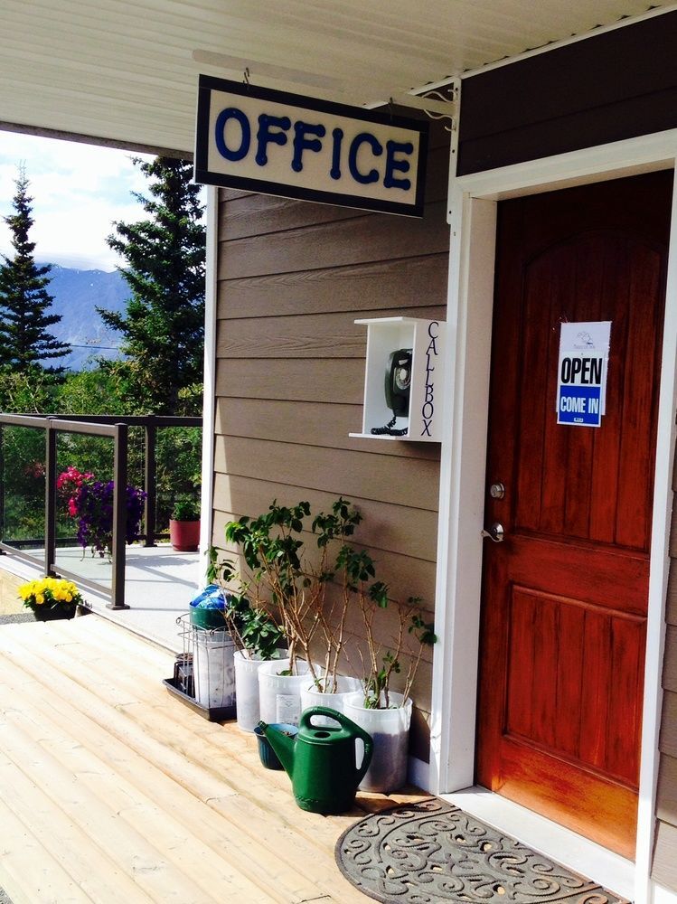 Parkside Inn Haines Junction Exterior photo